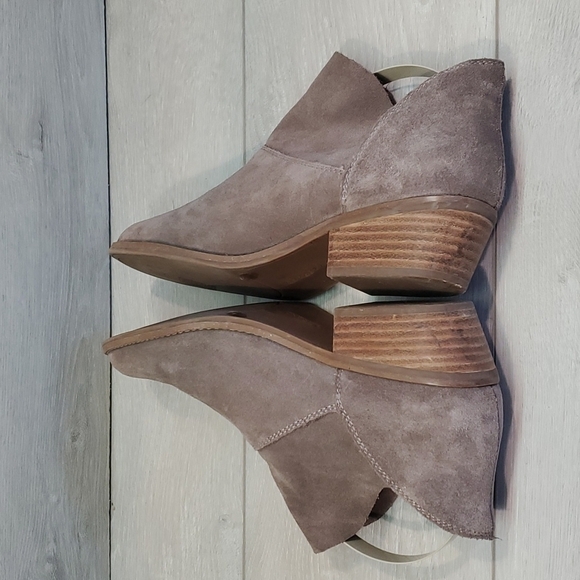 Lucky Brand "Like New"Fahmida Taupe/Fawn Ankle Suede Booties shoes sz 8.5 - Picture 7 of 14